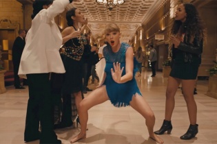 Taylor Swift xé váy, xoạc chân nhảy múa trong MV mới