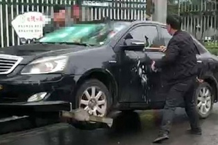 Bị phạt quá nhiều lỗi, chủ xe lấy búa phá xế hộp