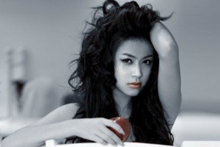 Hành trình 10 năm vượt qua scandal của Hoàng Thùy Linh