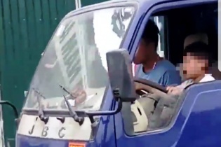 Công an xác minh clip bé trai lái xe tải ở Thanh Hóa gây bức xúc dư luận