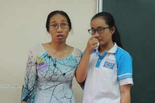 “Cô giáo gần 4 tháng lên lớp không giảng bài” bật khóc khi đối thoại với học trò