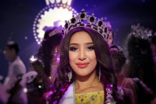 Cô gái 16 tuổi đăng quang Hoa hậu Kazakhstan