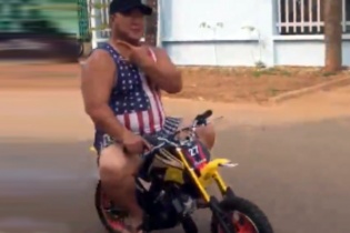 Hiếu Hiền nẹt pô, dạy con nhỏ lái xe máy không đội mũ bảo hiểm gây xôn xao cư dân mạng