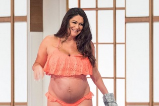 Casey Batchelor gây sốc khi mặc áo tắm khoe bụng bầu trên truyền hình