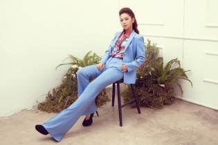 "Gái ba con" Jennifer Phạm khoe dáng với loạt đồ hiệu đắt tiền