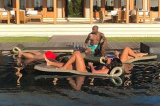 Mayweather xả hơi bên ba người đẹp bikini sau sự cố bị quây bắn