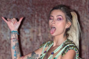 Người thân lo lắng cho con gái duy nhất của Michael Jackson