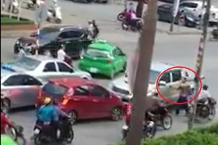 Nghệ An: Lùi ẩu ngược chiều, xe bán tải đâm chết người đi xe đạp