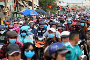 Người dân ùn ùn trở lại Sài Gòn, phà Cát Lái quá tải