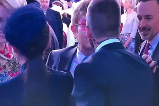 Fan "dậy sóng" khi Elton John hôn môi David Beckham trong đám cưới Hoàng tử Anh