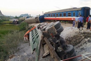 Tàu hỏa tông xe tải, 8 toa lật ngang, ít nhất 2 người tử vong