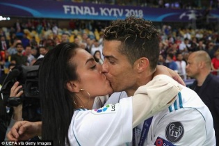 Bạn gái khóa môi chúc mừng Ronaldo