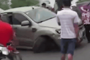 Gây tai nạn, xe bán tải còn 3 bánh vẫn chạy bạt mạng 50km