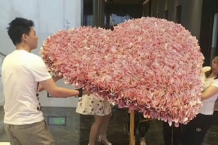 Thuê 7 người làm trái tim bằng tiền hơn 50 nghìn USD tặng sinh nhật bạn gái