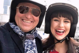 Cô gái Nga đánh bại 2.000 đối thủ để thành vợ của ông trùm dầu mỏ