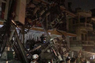 Xe trộn bê tông húc sập trạm điện, đâm liên hoàn làm 2 người tử vong