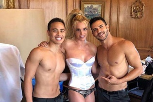 Britney Spears sexy bên hai vũ công trên trường quay 