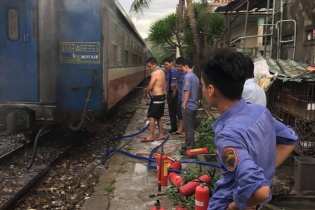 Tàu đang chạy bốc cháy, hành khách chạy tán loạn