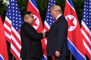  Donald Trump - Kim Jong-un ký thỏa thuận sau khi cùng ăn trưa, đi dạo, xem siêu xe "Quái thú"