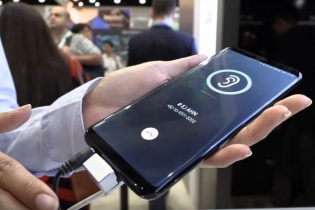 Màn hình smartphone sắp kiêm chức năng loa âm thanh