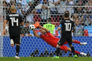 Messi đá hỏng phạt đền, Argentina hoà 1-1 với Iceland