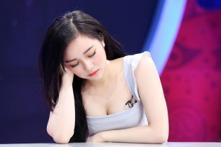 Hot girl "ngủ gật" vẫn nóng bỏng trên trường quay VTV