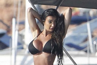 Chloe Khan khoe ngực khủng trên biển