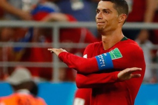 HLV Bồ Đào Nha bênh vực C.Ronaldo sau quả phạt đền hỏng