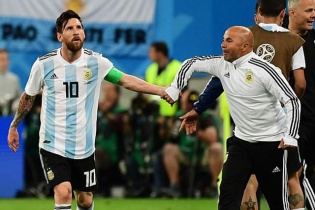 HLV Sampaoli nói gì về quyền lực đen của Messi?