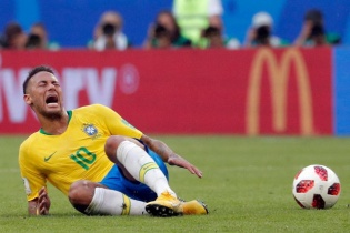 Maradona dè bỉu hành động ăn vạ của Neymar