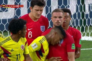 Húc đầu vào Henderson, cầu thủ Colombia xứng đáng bị thẻ đỏ?