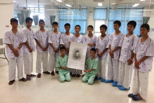 Đội bóng nhí Thái Lan cúi đầu trước chân dung đặc nhiệm tử nạn