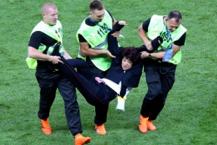 "Giật mình" với mức phạt nhẹ của 4 người chạy vào sân trong trận chung kết World Cup 