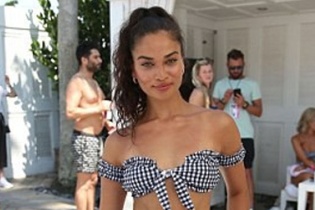 Siêu mẫu Shanina Shaik: Ngực "lép" vẫn quyến rũ
