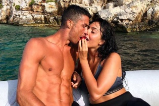 C. Ronaldo để lại tiền tip nhiều khó tin cho nhân viên phục vụ