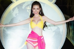 Phan Thị Mơ thi bikini cùng các người đẹp quốc tế ở Hội An