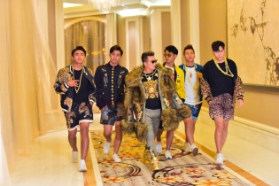 Đàm Vĩnh Hưng bức xúc khi mặc đồ hiệu bị chê là "dị hợm"