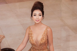 Jennifer Phạm diện váy xuyên thấu, xẻ ngực