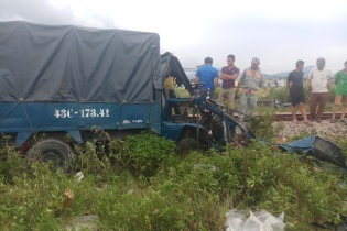 Tàu hỏa tông nát ô tô tải, tài xế và phụ xe văng ra ngoài