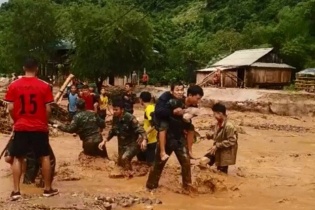 Bộ đội biên phòng cõng hàng trăm người dân vượt dòng lũ dữ