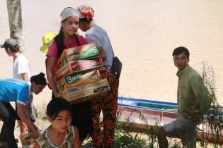 Lũ cuốn phăng trăm nhà: Ngàn người Thanh Hóa sắp cạn lương thực