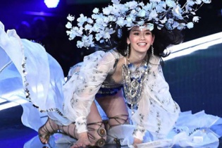 Chân dài Trung Quốc gây tranh cãi vì diễn show Victoria"s Secret