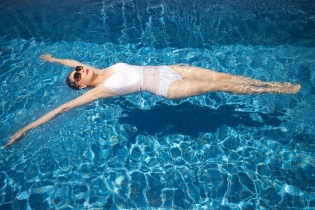 Hà Kiều Anh tôn dáng với bikini một mảnh