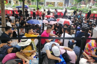 Dân buôn Việt Nam nằm la liệt, đói lả trước cửa hàng Apple Store ở Singapore