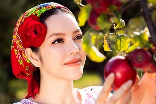 Lý Nhã Kỳ hóa thiếu nữ Romania