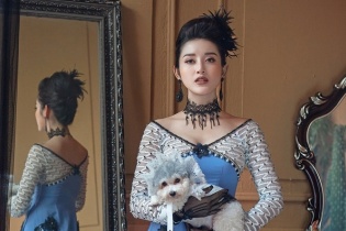 Huyền My diện áo dài phong cách hoàng gia
