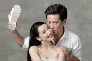 Trường Giang - Nhã Phương tung ảnh cưới với dép tổ ong hài hước