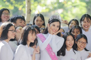 Hoa hậu Tiểu Vy thăm trường cũ