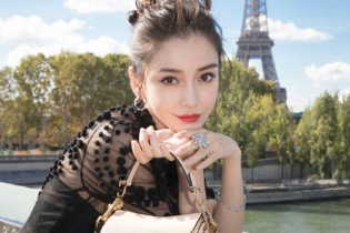 Angelababy hóa "thiên nga đen" khi sang Paris dự tuần lễ thời trang