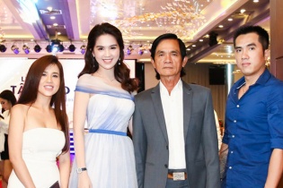 Bố và anh chị ruột tới mừng Ngọc Trinh làm CEO